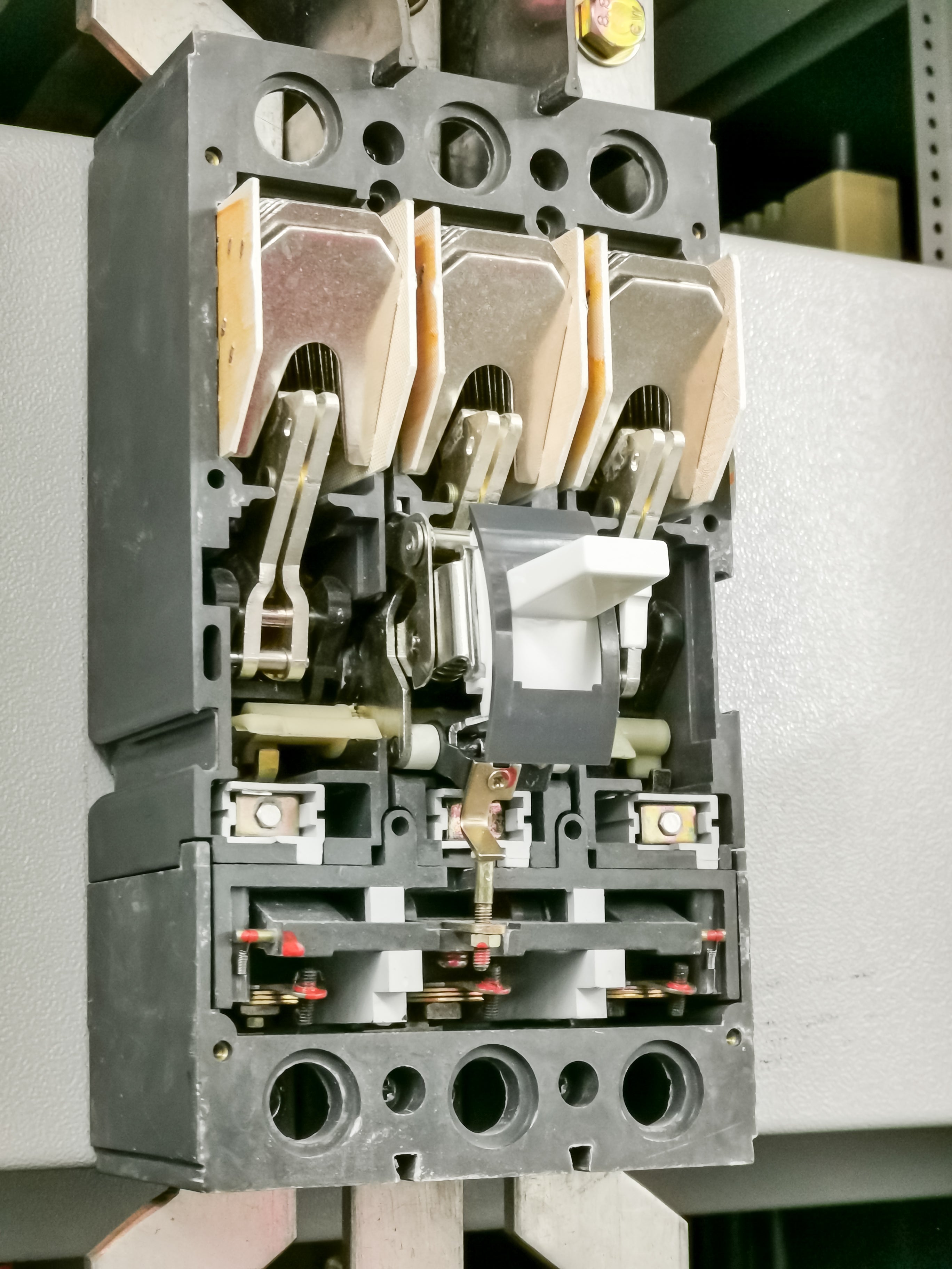 Contactor vs Relay: Understand Key Differences and Applications